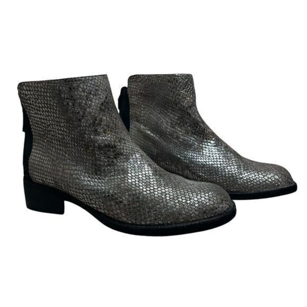 Gentle Souls Pod Pie Boot By Kenneth Cole Womens 9.5 Silver Metallic Snake